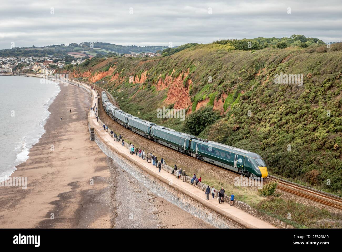 Un premier Grand Western de classe 800 non identifié longe le mur de mer à Dawlish, Devon Banque D'Images