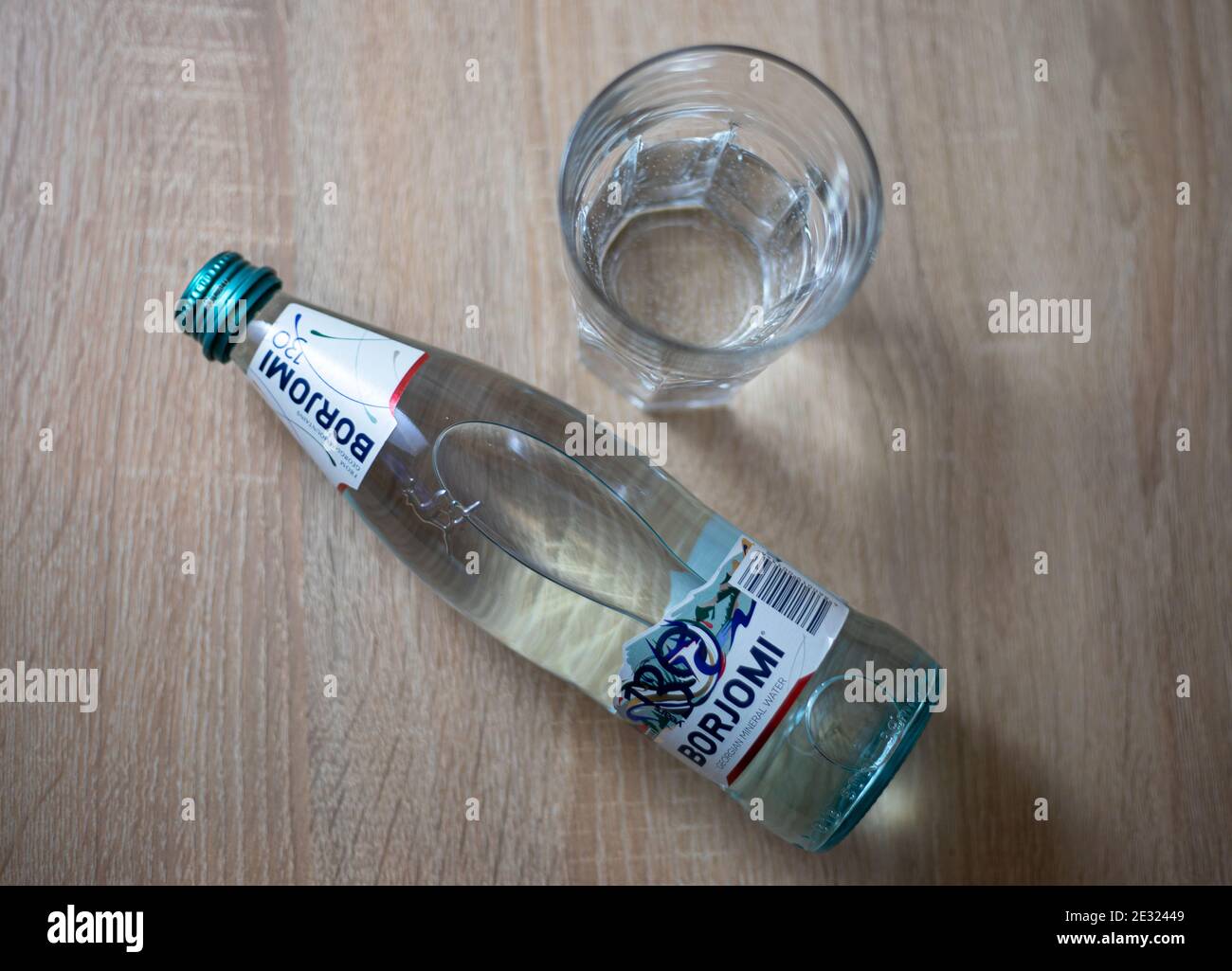 Bouteille en verre d'eau minérale géorgienne pétillante Borjomi sur une