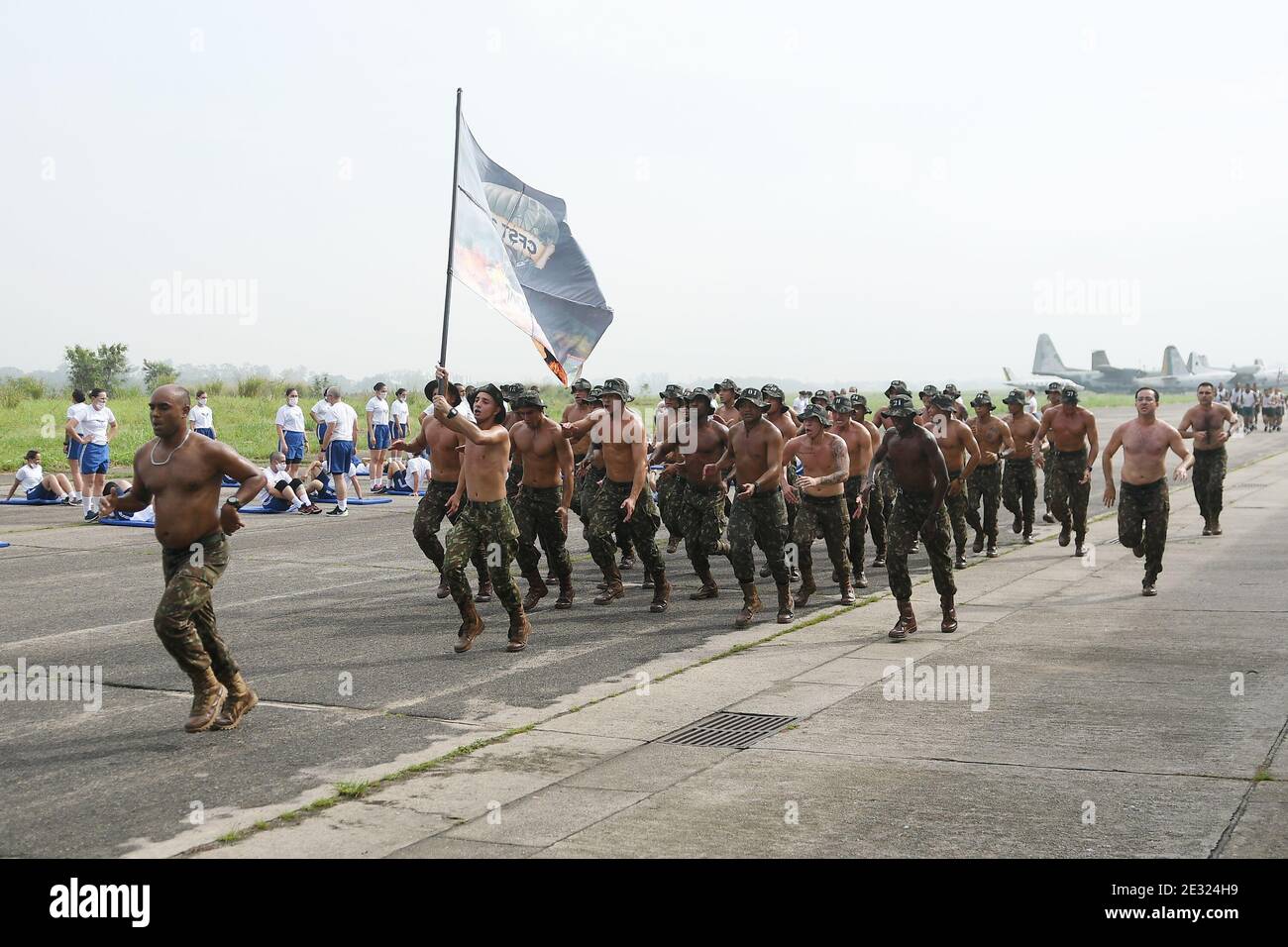 Rio de Janeiro, Brésil, 12 novembre 2020. Troupes de parachutistes militaires pendant un entraînement à la base aérienne de Campo dos Afonsos, à l'ouest de la ville de Rio Banque D'Images