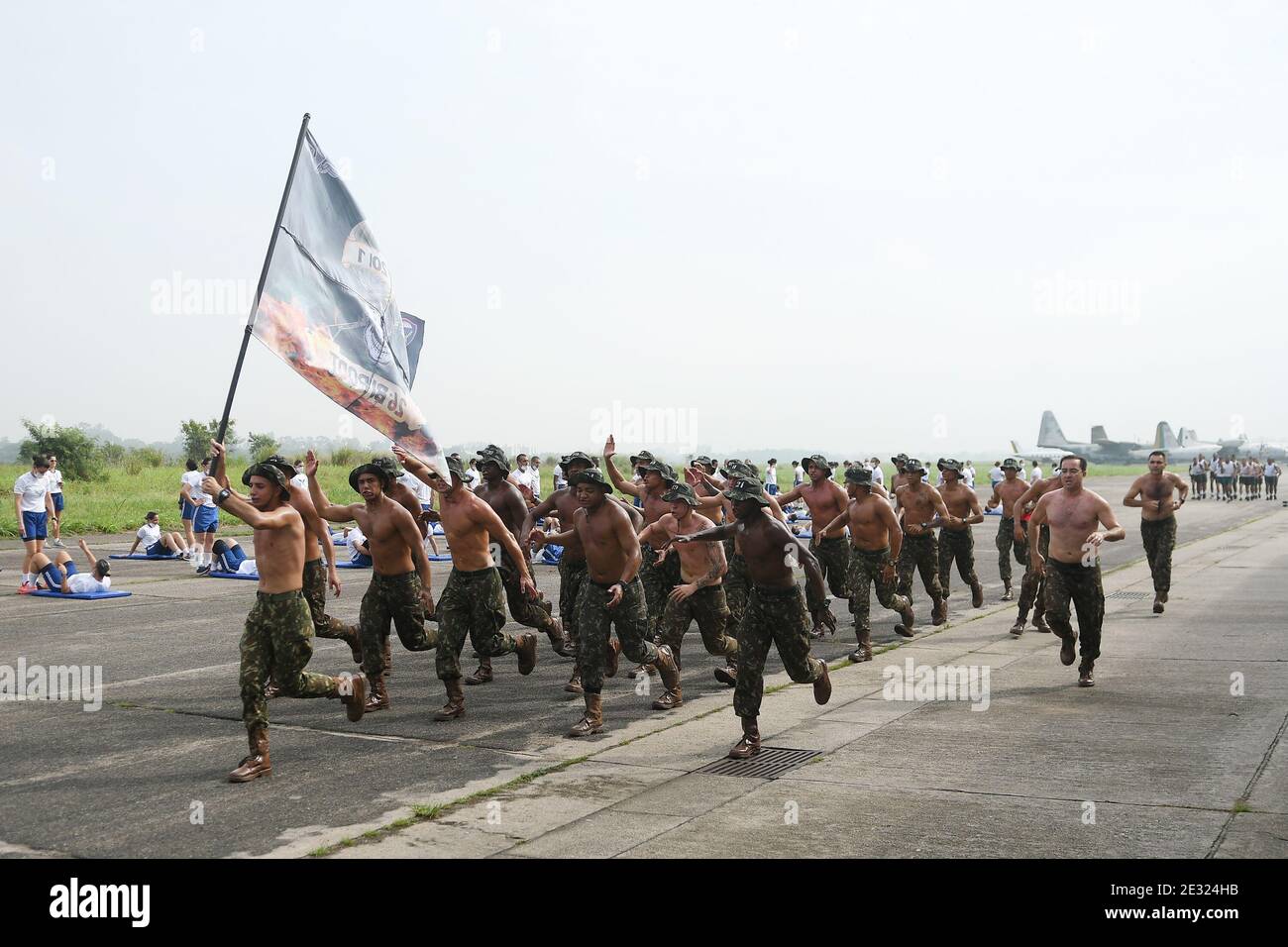 Rio de Janeiro, Brésil, 12 novembre 2020. Troupes de parachutistes militaires pendant un entraînement à la base aérienne de Campo dos Afonsos, à l'ouest de la ville de Rio Banque D'Images