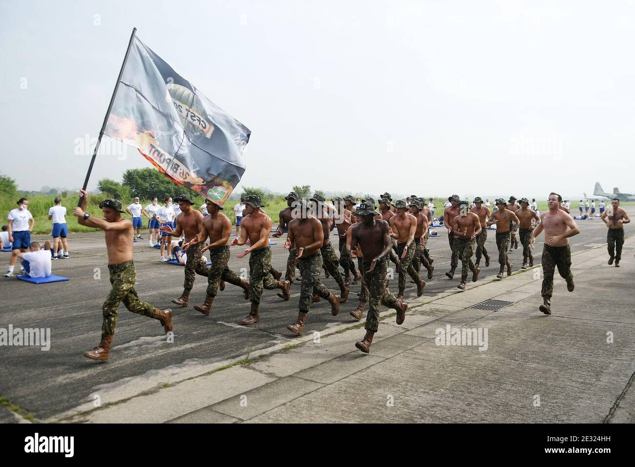 Rio de Janeiro, Brésil, 12 novembre 2020. Troupes de parachutistes militaires pendant un entraînement à la base aérienne de Campo dos Afonsos, à l'ouest de la ville de Rio Banque D'Images