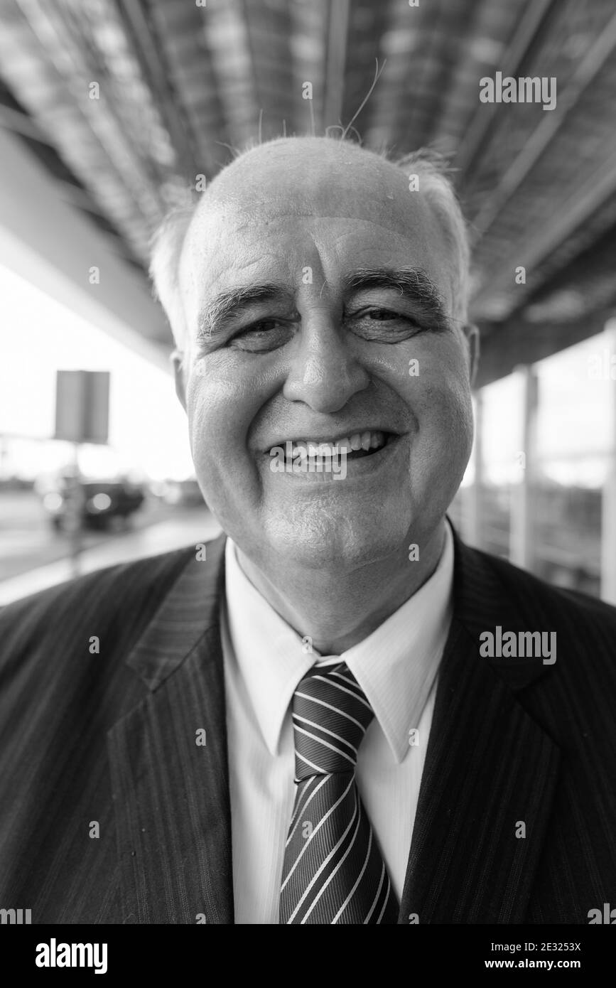 Un homme d'affaires expérimenté en surpoids se prélassant autour de l'aéroport de Bangkok, en Thaïlande Banque D'Images