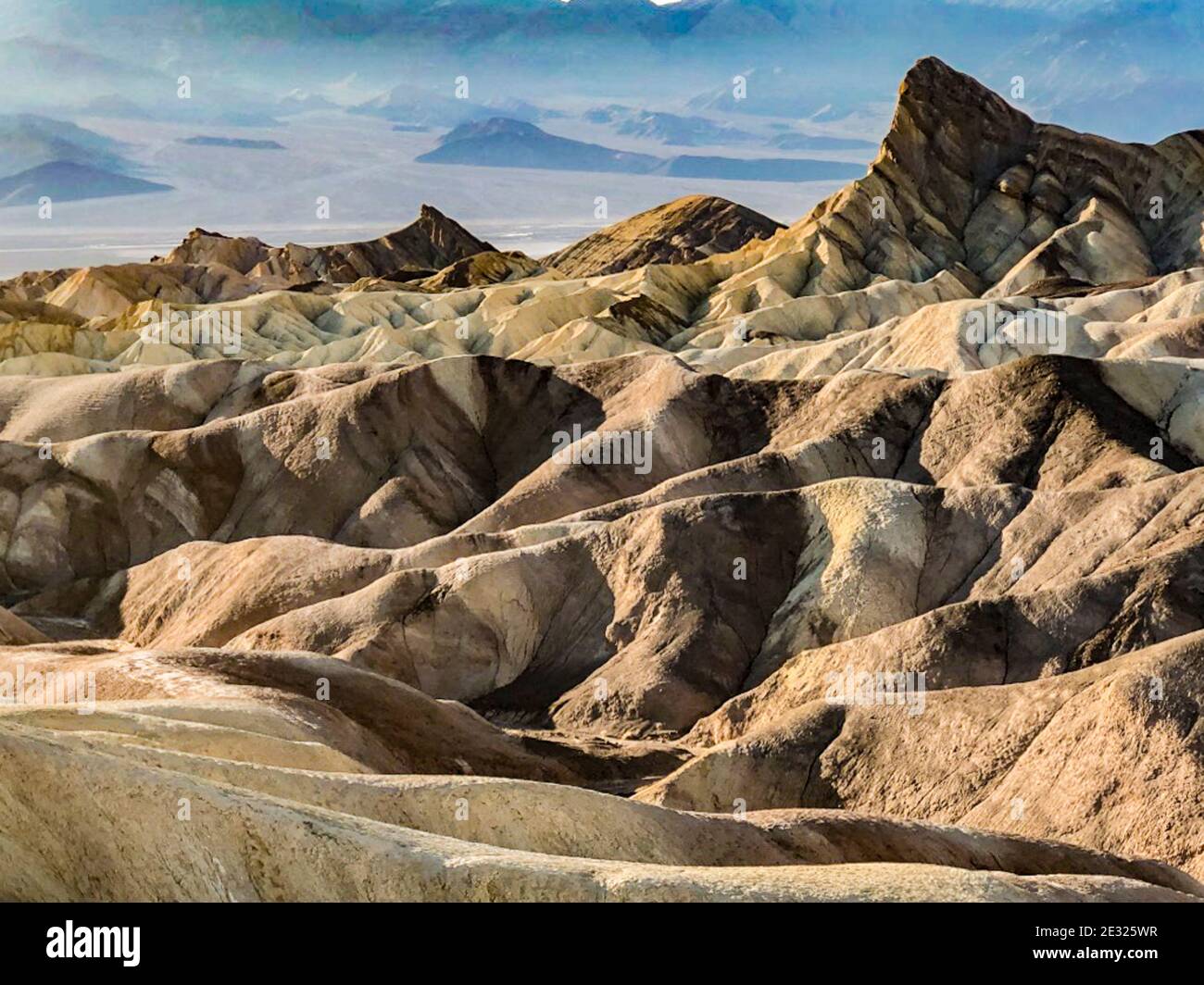 Death Valley, Californie, États-Unis - 17 décembre 2018 : les formations rocheuses, les canyons, les couleurs et les dimensions de Zabriskie point à l'entrée de Death va Banque D'Images