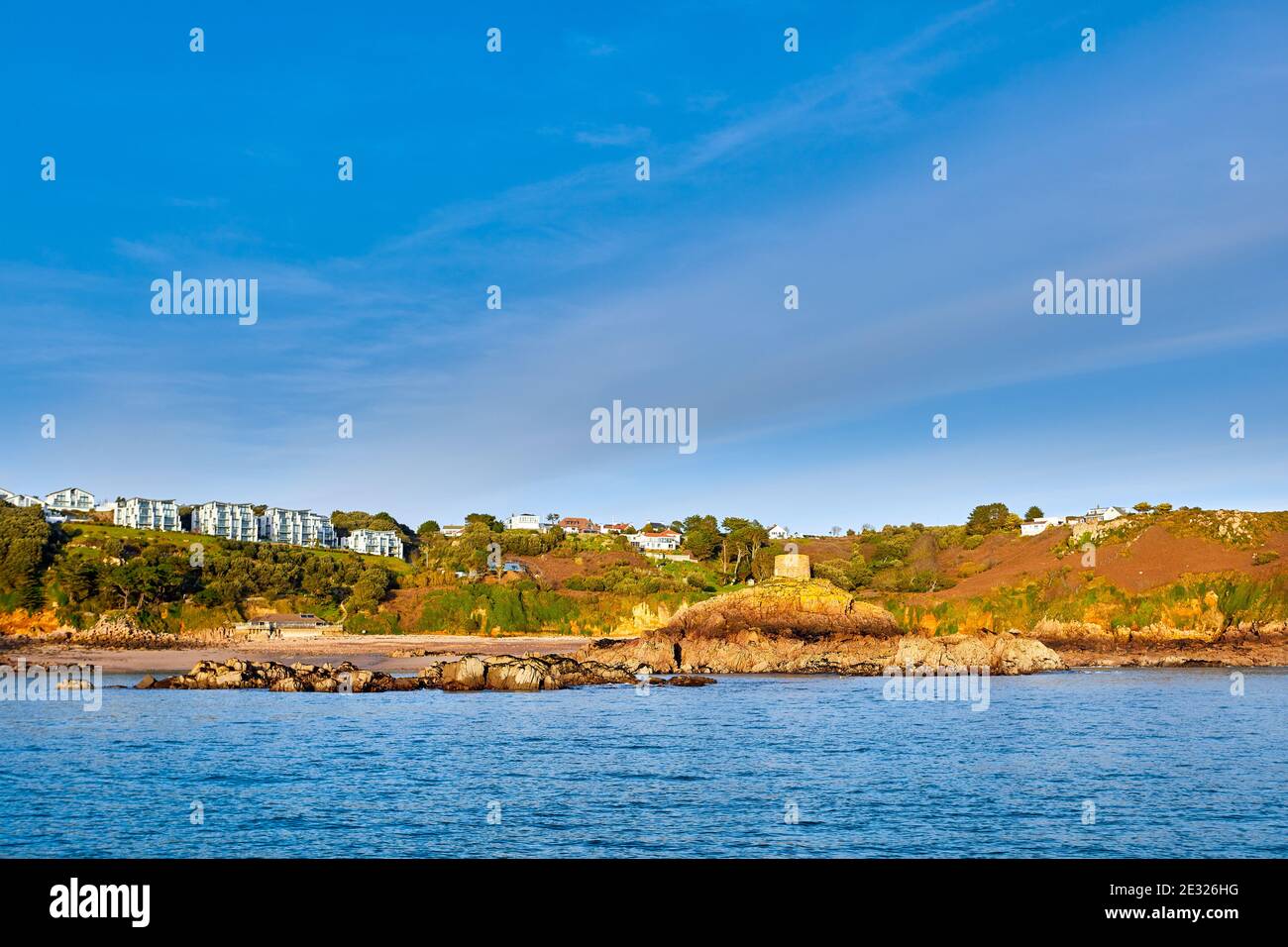 Image de la baie de la Portelet avec la tombe et la pointe de Janvrin Depuis le sud Banque D'Images