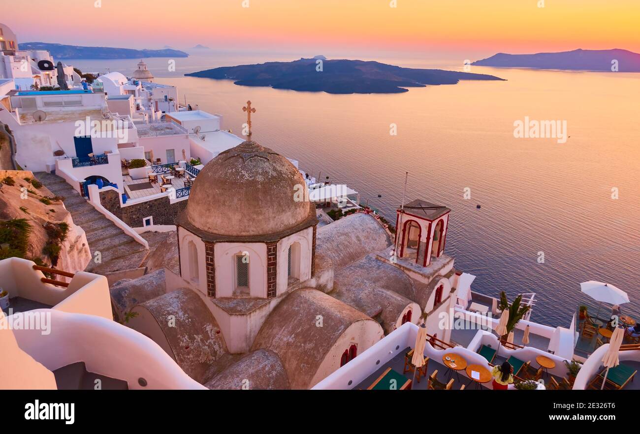 Paysage grec. Vue panoramique sur la ville de Fira et la mer Égée au coucher du soleil, île de Santorin, Grèce Banque D'Images