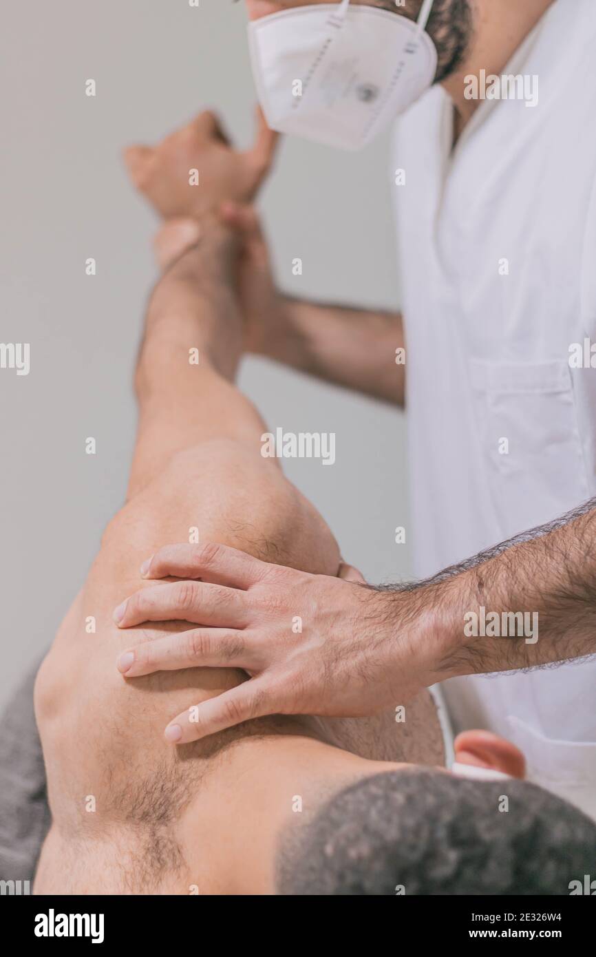 massage des épaules au physiothérapeute Banque D'Images