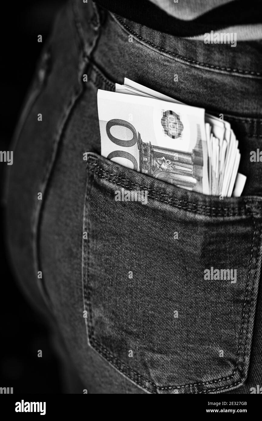 Billets close up, de l'argent dans une poche de jeans. EURO stick hors de la poche de jeans, des finances et de devises. Concept de l'épargne ou de dépenser de l'argent Banque D'Images