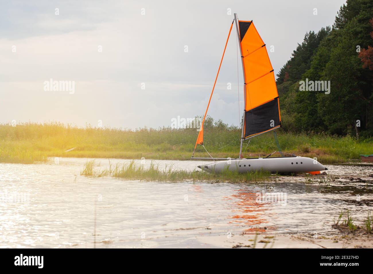 Catamaran gonflable à voile avec voiles surélevées sur la rivière près de  la rive. Sports d'été concept, pêche, loisirs de plein air, activité,  voyage, vaca Photo Stock - Alamy