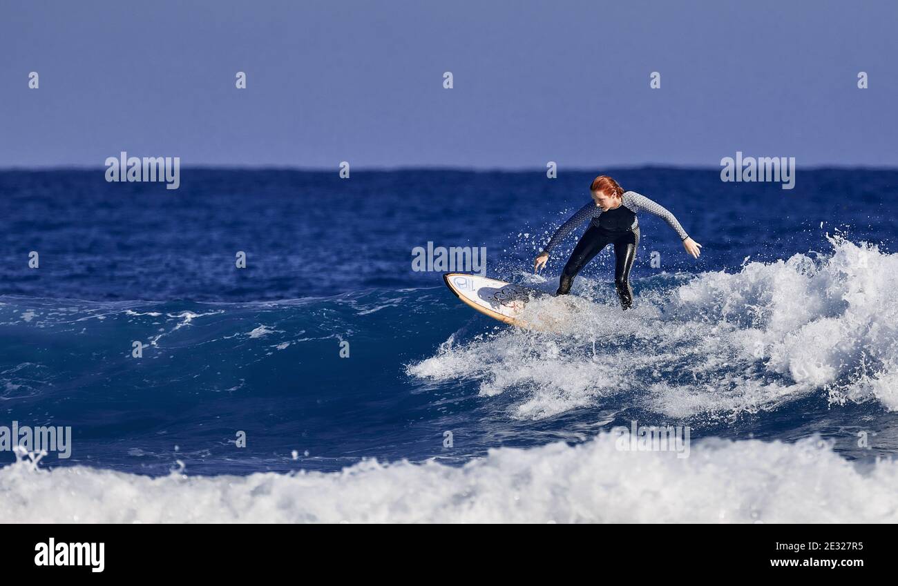 Belle jeune femme apprend à se tenir sur une planche de surf. École de surf. Sports nautiques, océan Atlantique République dominicaine. 29.12.2016. Banque D'Images