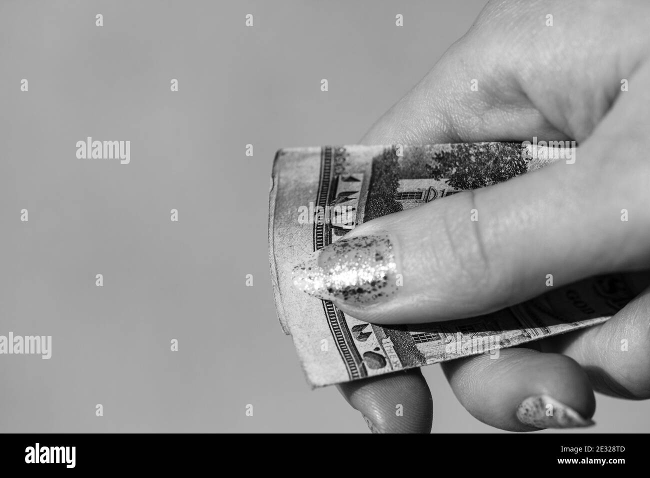 Mains donnant de l'argent comme un pot-de-vin ou des conseils. Détenir des billets de banque en dollars américains sur un fond flou, la monnaie américaine Banque D'Images