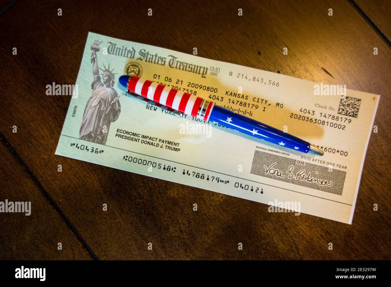 LE Trésor AMÉRICAIN doit verser 600 000 $ à une personne en tant que paiement d'impact économique et dans le cadre du projet de loi de secours Covid 19 aux États-Unis. Banque D'Images