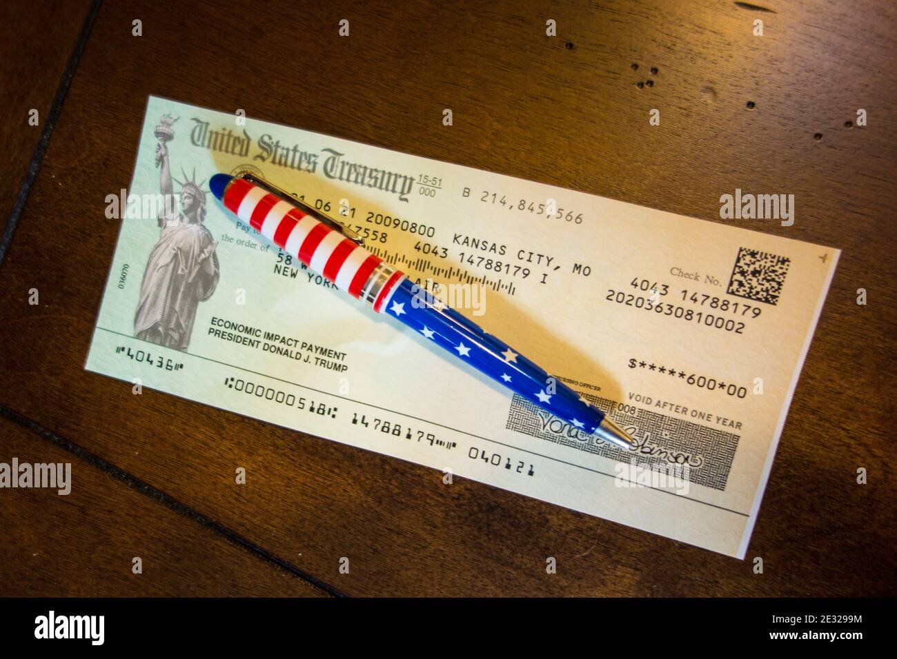 LE Trésor AMÉRICAIN doit verser 600 000 $ à une personne en tant que paiement d'impact économique et dans le cadre du projet de loi de secours Covid 19 aux États-Unis. Banque D'Images