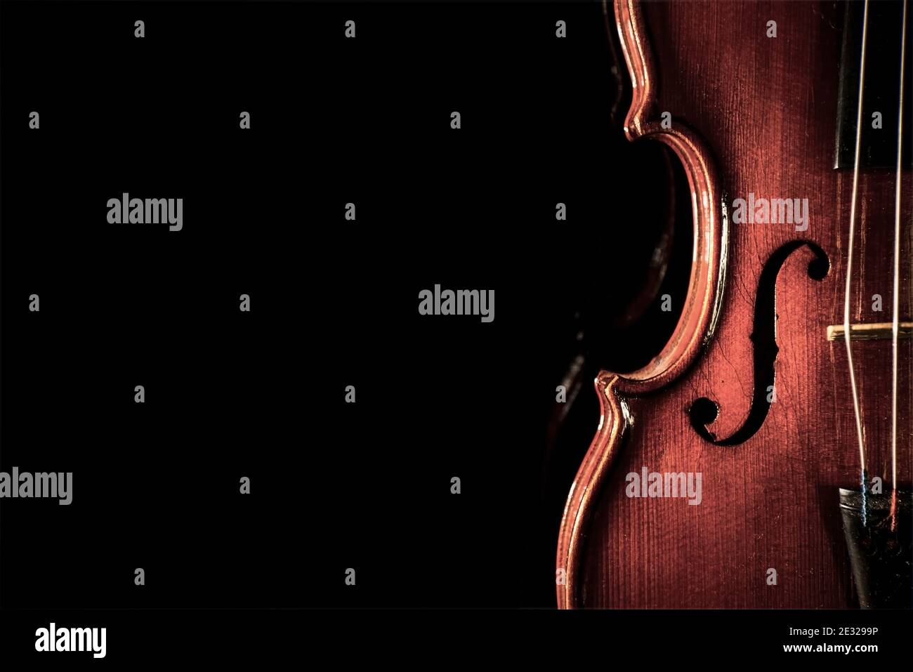 Un violon antique sur fond noir, détail, gros plan Banque D'Images