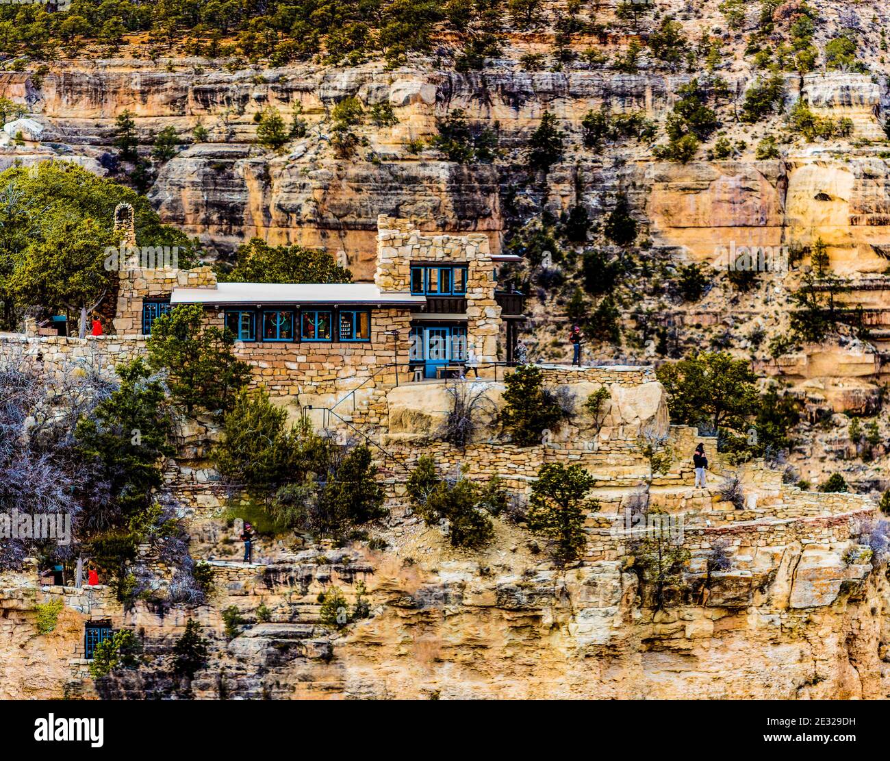 Parc national du Grand Canyon, Arizona, États-Unis - 21 décembre 2016 : panorama du Grand Canyon et du Lookout Studio vu depuis le plateau sud, près de l'El Tovar Banque D'Images