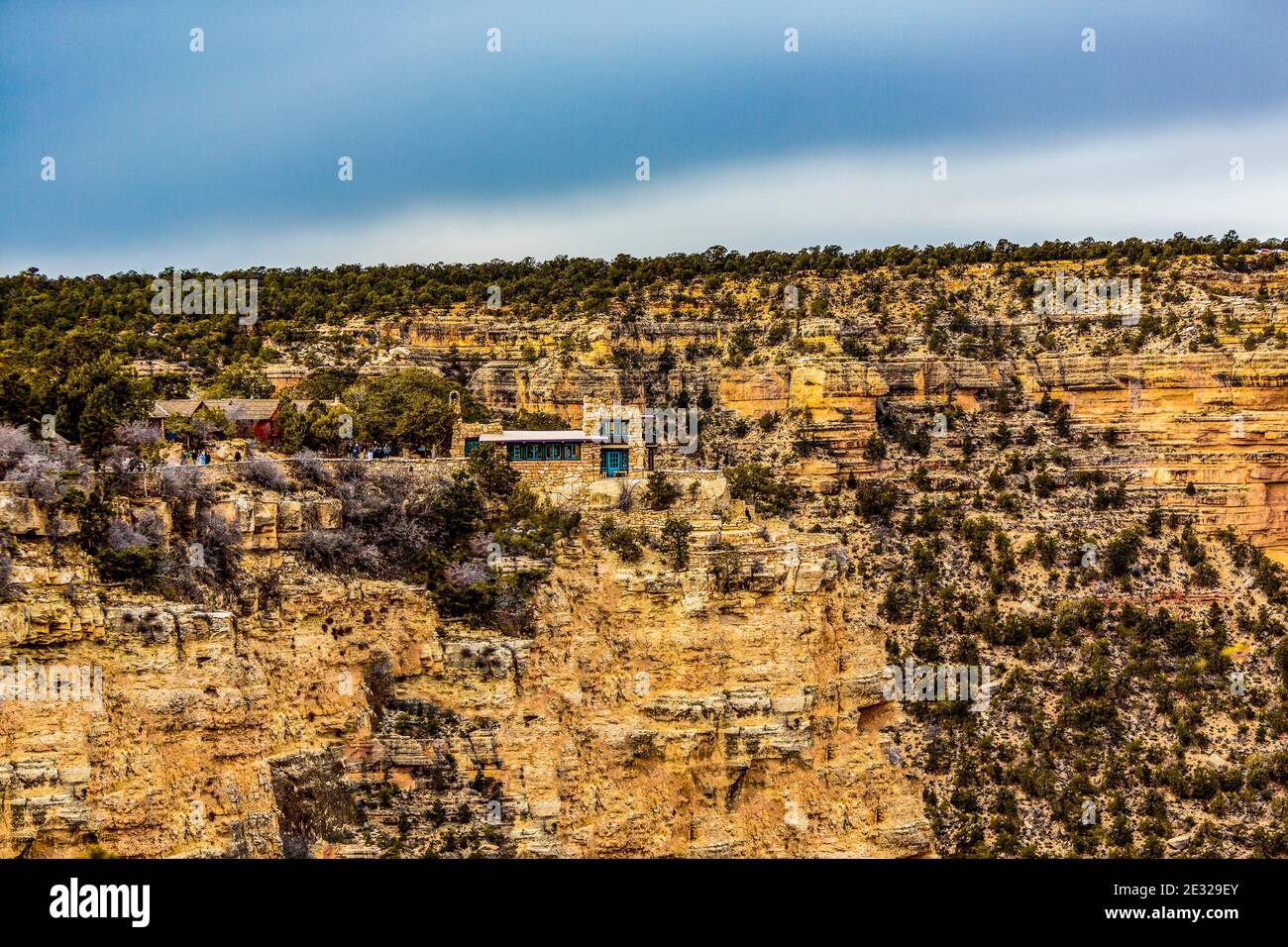 Parc national du Grand Canyon, Arizona, États-Unis - 21 décembre 2016 : panorama du Grand Canyon et du Lookout Studio vu depuis le plateau sud, près de l'El Tovar Banque D'Images