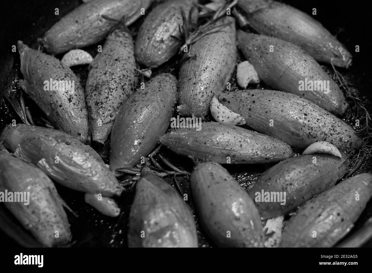 préparation de l'échalote de banane caramélisée comme condiment de steak de bœuf, gros plan noir et blanc Banque D'Images