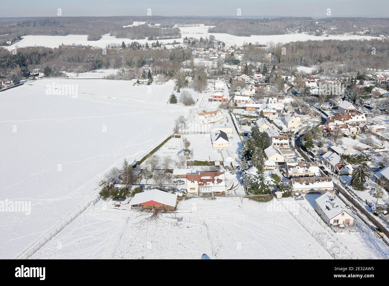 Photo aérienne de Saint-Cyr-sous-Dourdan sous la neige, vue du ciel par paramoteur le 08 février 2018, département d'Essonne, région de l'Île-de-France, Banque D'Images