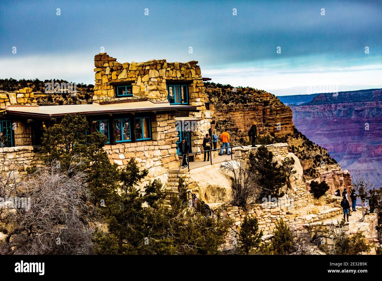 Parc national du Grand Canyon, Arizona, États-Unis - 21 décembre 2016 : panorama du Grand Canyon et du Lookout Studio vu depuis le plateau sud, près de l'El Tovar Banque D'Images
