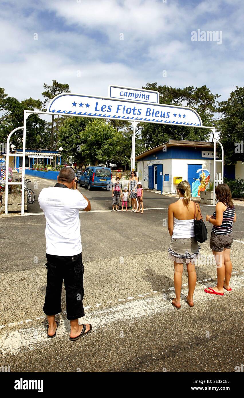 Suite Au Succes Du Film Camping 2 Le Camping Des Flots Bleus Lieu Du Tourniquet Du Film Au Pyla Pres Diarcachon Dans Le Sud Ouest De La France Affiche De Nouveau Complet