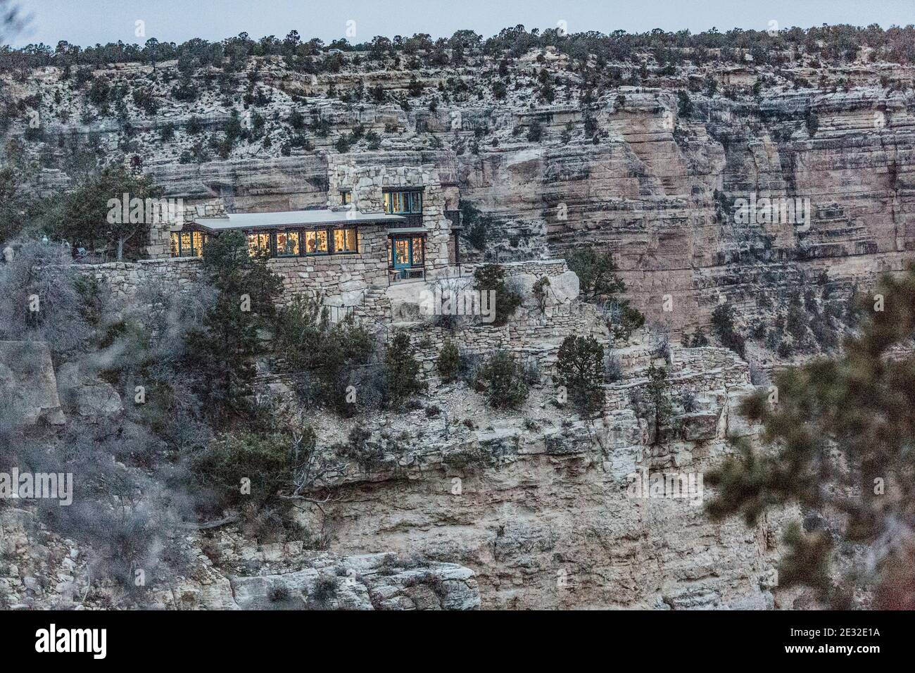 Parc national du Grand Canyon, Arizona, États-Unis - 21 décembre 2016 : panorama du Grand Canyon et du Lookout Studio vu depuis le plateau sud, près de l'El Tovar Banque D'Images