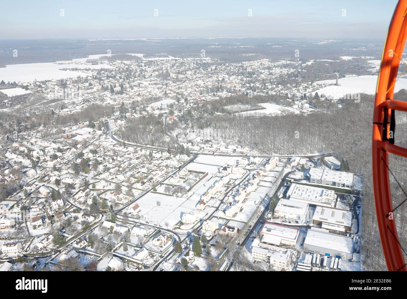 Photo aérienne du village de Saint-Arnoult, vue depuis un paramoteur. département des Yvelines, région Île-de-France. Municipalité du Parc naturel Banque D'Images