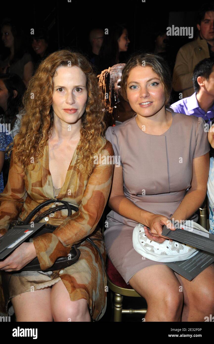 Les actrices françaises Florence Darel (L) et Sophie Guillemin assistent à la présentation par le designer libanais Basil Soda de la collection haute-Couture automne-hiver 2010/2011 au Grand Palais, à Paris, en France, le 6 juillet 2010. Photo par Ammar Abd Rabbo/ABACAPRESS.COM Banque D'Images