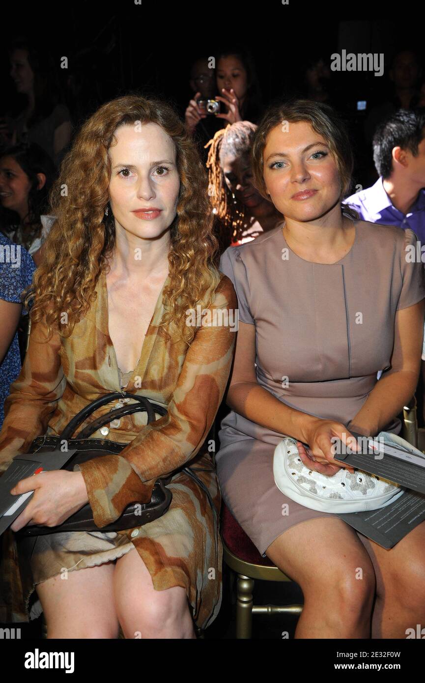 Les actrices françaises Florence Darel (L) et Sophie Guillemin assistent à la présentation par le designer libanais Basil Soda de la collection haute-Couture automne-hiver 2010/2011 au Grand Palais, à Paris, en France, le 6 juillet 2010. Photo par Ammar Abd Rabbo/ABACAPRESS.COM Banque D'Images