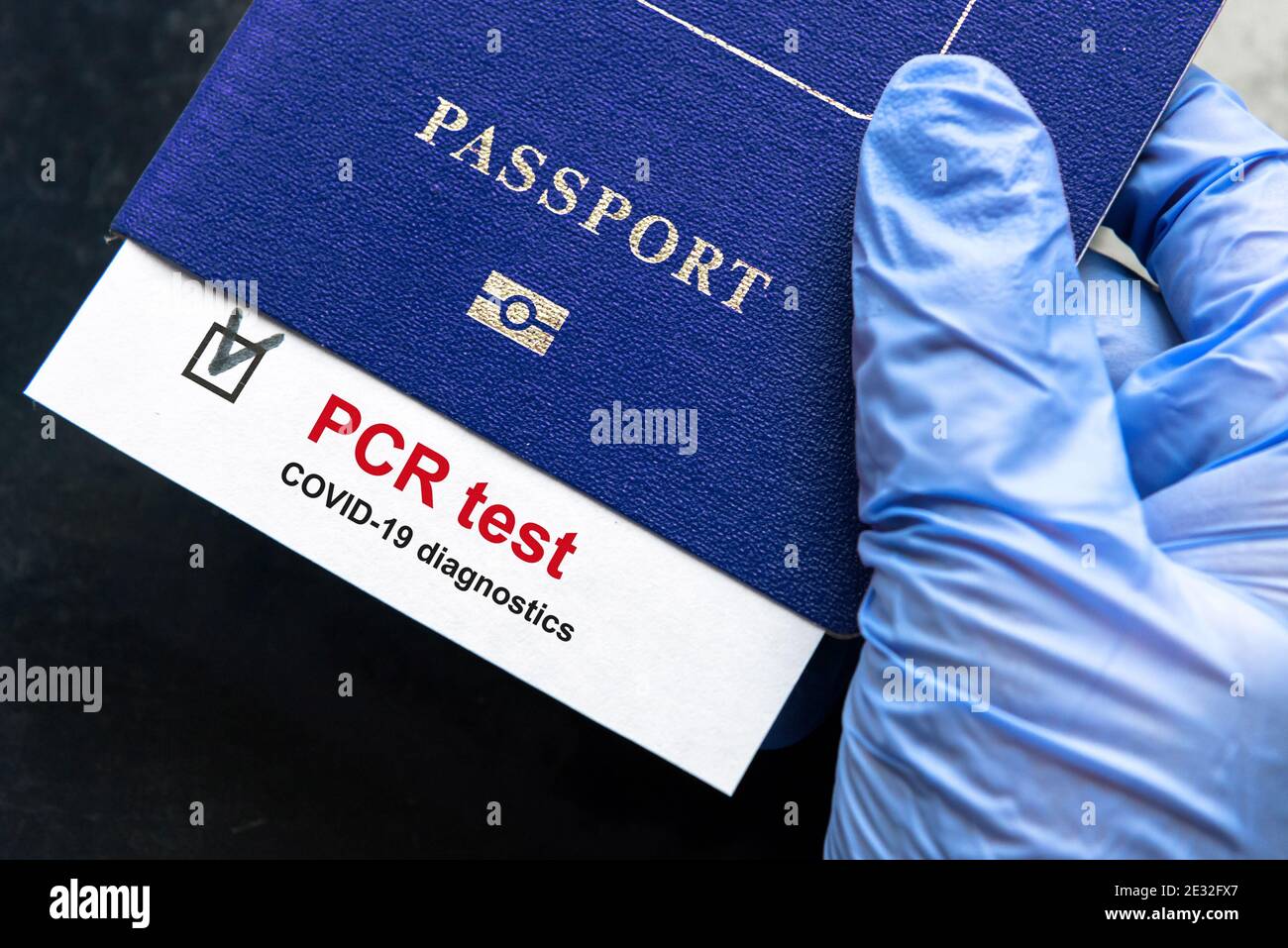 Coronavirus et concept de voyage, marque du test PCR COVID-19 dans passeport touristique. Diagnostic de la maladie de COVID à l'aéroport en raison d'un confinement. Affaires an Banque D'Images