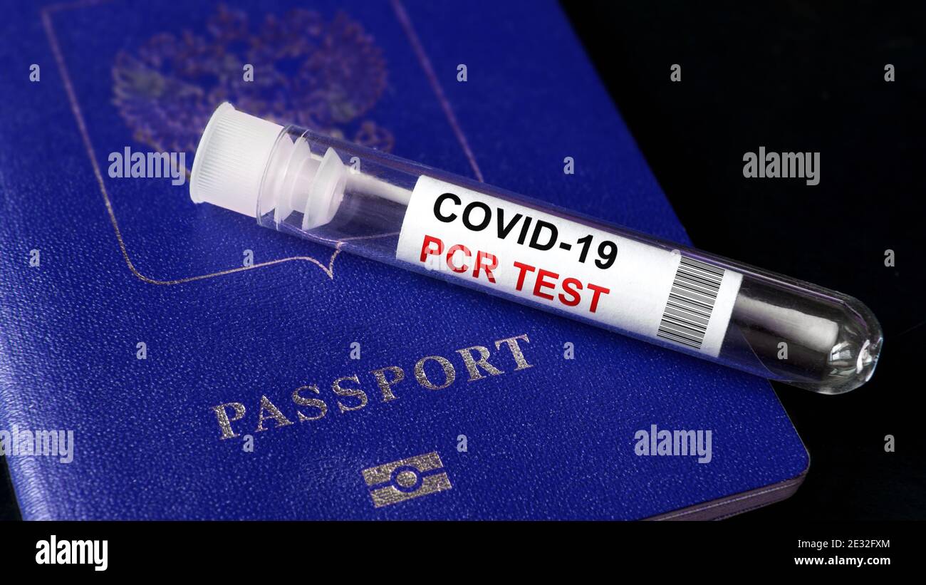 COVID-19, concept de voyage et de test, tube et écouvillon pour tests PCR et passeport touristique. Diagnostic du coronavirus à l'aéroport en raison de restrictions. Tourisme Banque D'Images