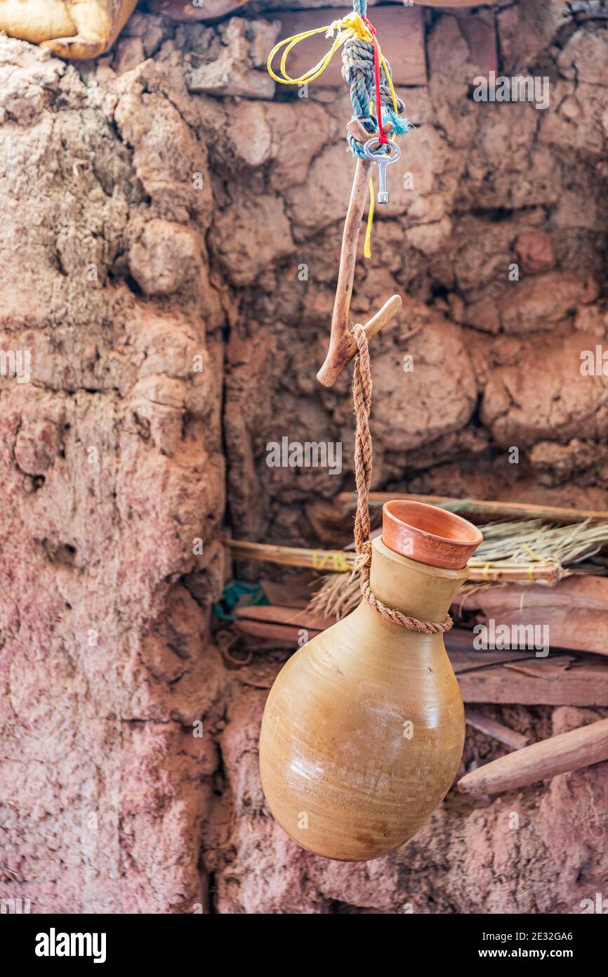 Moyen-Orient, Péninsule arabique, Oman, ad Dahiliyah, Bahla. 23 octobre 2019. Pot suspendu à l'usine de poterie Aladawi à Oman. Banque D'Images