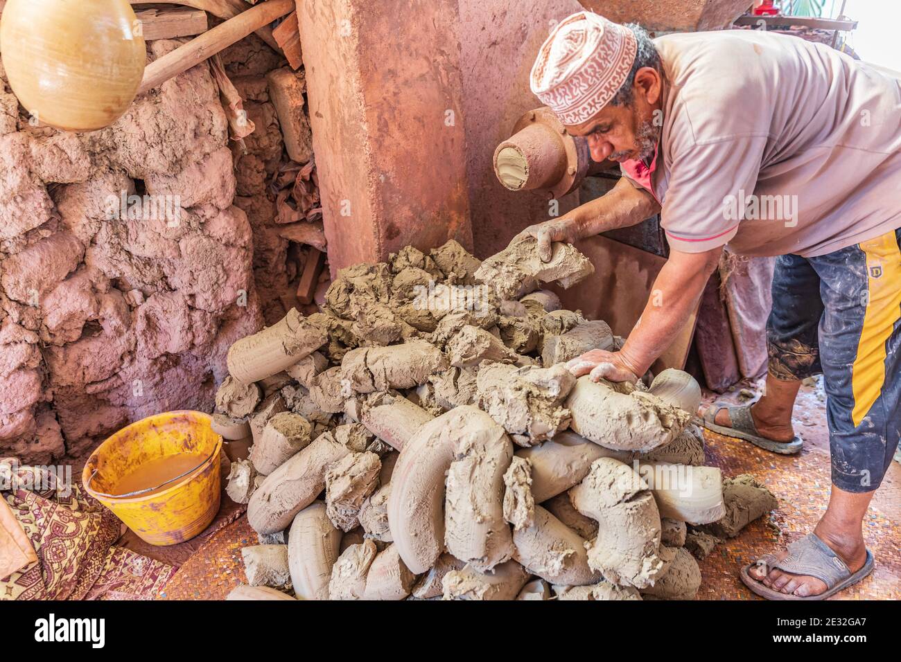 Moyen-Orient, Péninsule arabique, Oman, ad Dahiliyah, Bahla. 23 octobre 2019. Homme travaillant à l'usine de poterie Aladawi à Oman. Banque D'Images