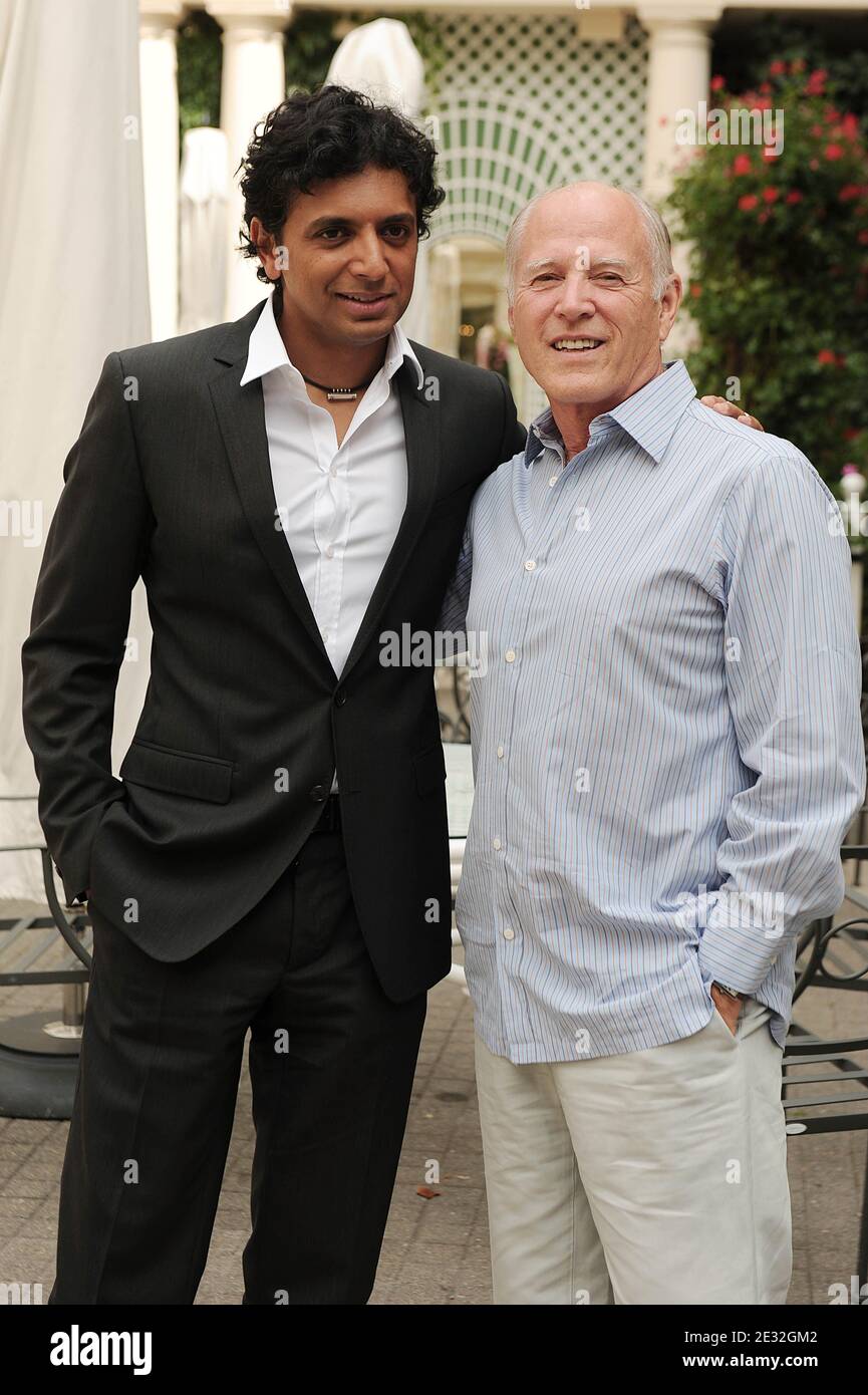 Le réalisateur M. Night Shyamalan et le producteur Frank Marshal posent pour le photocall 'The Last Airbender' à l'Hôtel Bristol à Paris, France, le 9 juillet 2010. Photo de Giancarlo Gorassini/ABACAPRESS.COM Banque D'Images