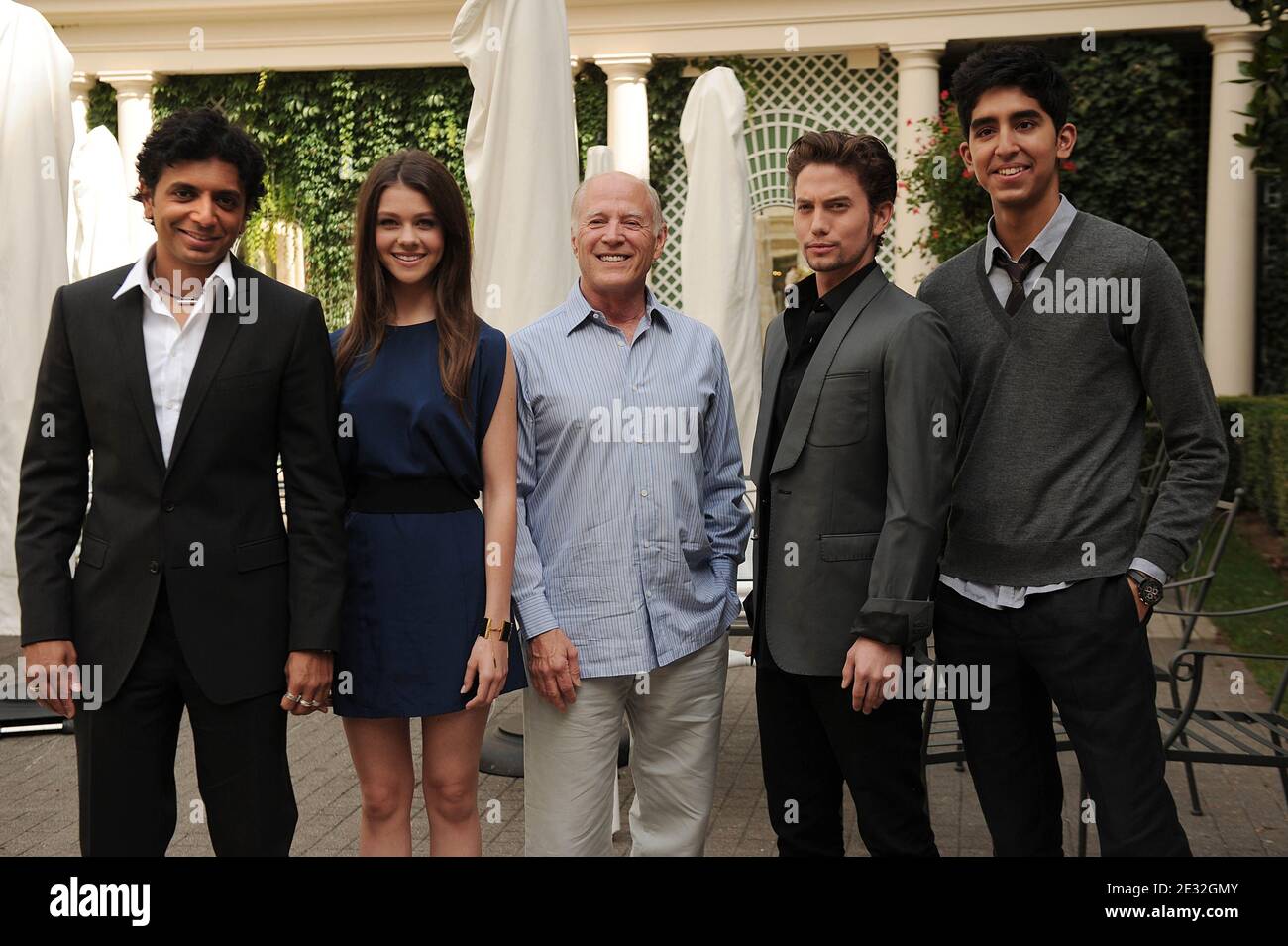 Le directeur M. Night Shyamalan, Nicola Peltz, Frank Marshall, Jackson Rathbone et Dave Patel posent pour le photocall 'The Last Airbender' à l'Hôtel Bristol à Paris, France, le 9 juillet 2010. Photo de Giancarlo Gorassini/ABACAPRESS.COM Banque D'Images