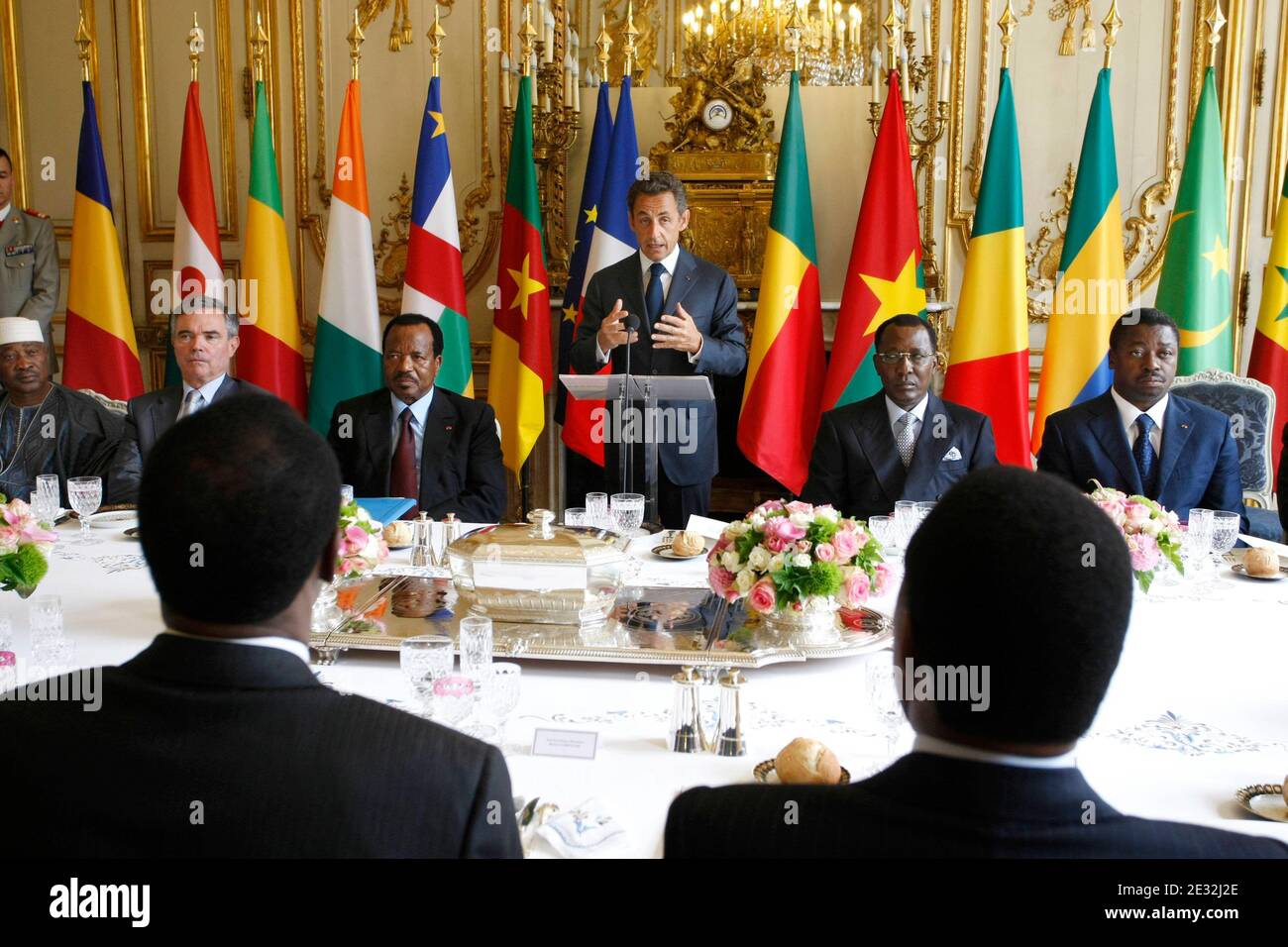 Le President Francais Nicolas Sarkozy Avec A Ses Cotes Le President Camerounais Paul Biya A Gauche Et Le President Tchadien Idriss Deby Itno A Droite Prononce Son Discours A L Elysee Palace De