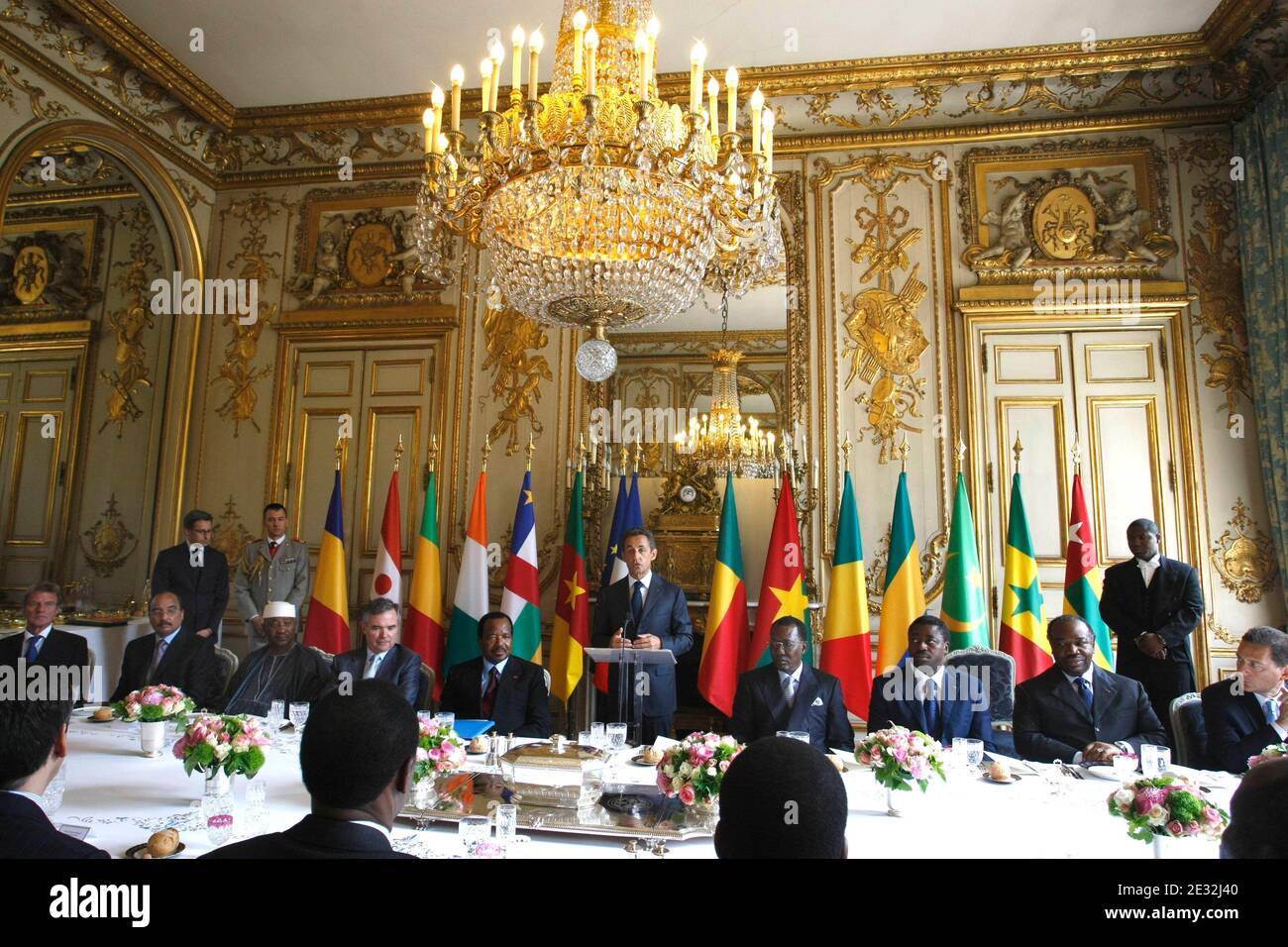 Le President Francais Nicolas Sarkozy Avec A Ses Cotes Le President Camerounais Paul Biya A Gauche Et Le President Tchadien Idriss Deby Itno A Droite Prononce Son Discours A L Elysee Palace De