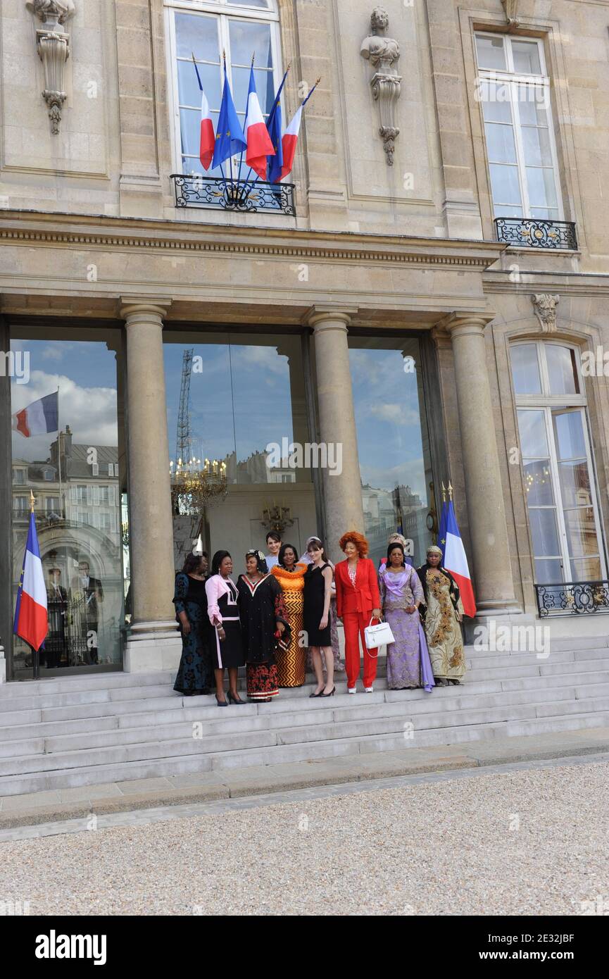 Première dame française Carla Bruni-Sarkozy (C) entourée de 10 pays africains, les premières dames se posent devant le palais de l'Elysée à Paris, en France, le 13 juillet 2010, après une réception en France où les dirigeants de 12 pays africains participent à ses célébrations nationales. Premier plan : République centrafricaine Monique Bozize (L), Antoinette Sassou-Nguesso (2DL) congolaise, Chantal Compaore (3DL) du Burkina Faso, Chantal Biya (3dr) du Cameroun, Lobbo Traore Toure (2ndR) du Mali et Fati Alzouma Djobo Salou (R) du Niger. Contexte : Chantal de Souza Yayi (L) du Bénin, Sylvia Valentin (2ndL) du Gabon, Maurit Banque D'Images