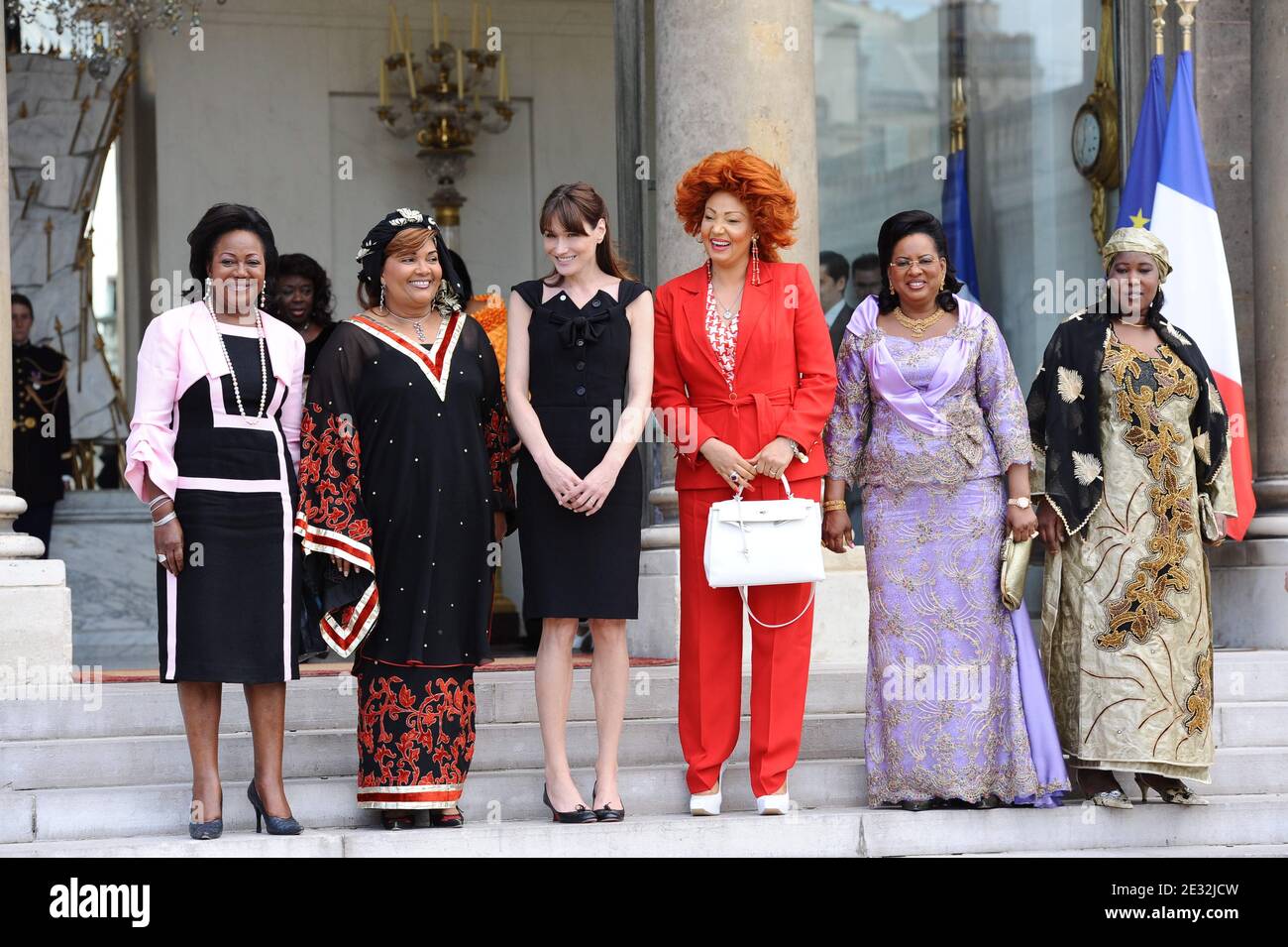 La première dame française Carla Bruni-Sarkozy arrive à poser avec Antoinette Sassou-Nguesso, Chantal Compaore du Burkina Faso, Chantal Biya du Cameroun, Lobbo Traore Touré du Mali et Fati Alzouma Djobo Salou du Niger devant le palais Elysee, à la suite d'une réunion, à Paris, en France, le 13 juillet 2010, En tant que dirigeants de 12 pays africains sont en France pour participer à ses célébrations nationales. Photo de Mousse/ABACAPRESS.COM Banque D'Images