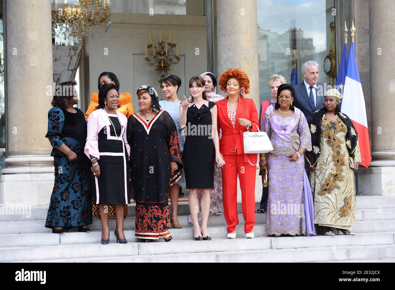 Première dame française Carla Bruni-Sarkozy (C) entourée de 10 pays africains, les premières dames se posent devant le palais de l'Elysée à Paris, en France, le 13 juillet 2010, après une réception en France où les dirigeants de 12 pays africains participent à ses célébrations nationales. Premier plan : République centrafricaine Monique Bozize (L), Antoinette Sassou-Nguesso (2DL) congolaise, Chantal Compaore (3DL) du Burkina Faso, Chantal Biya (3dr) du Cameroun, Lobbo Traore Toure (2ndR) du Mali et Fati Alzouma Djobo Salou (R) du Niger. Contexte : Chantal de Souza Yayi (L) du Bénin, Sylvia Valentin (2ndL) du Gabon, Maurit Banque D'Images