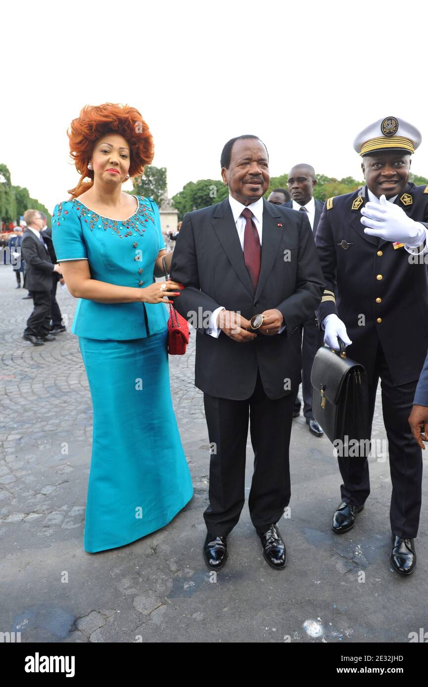 Le président du Cameroun, Paul Biya, et sa femme, Chantal Biya, assistent au défilé de la Bastille sur l'avenue des champs-Elysées, à Paris, en France, le 14 juillet 2010. Photo de Thierry Orban/ABACAPRESS.COM Banque D'Images