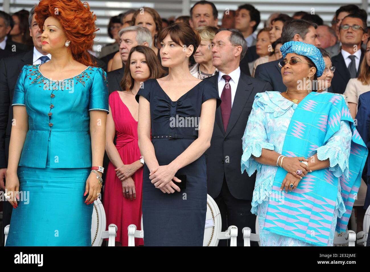 Chantal Biya, de la première dame française Carla Bruni-Sarkozy et Chantal Compaore du Burkina Faso assistent au défilé de la Bastille sur l'avenue des champs-Elysées, à Paris, en France, le 14 juillet 2010. Photo de Thierry Orban/ABACAPRESS.COM Banque D'Images