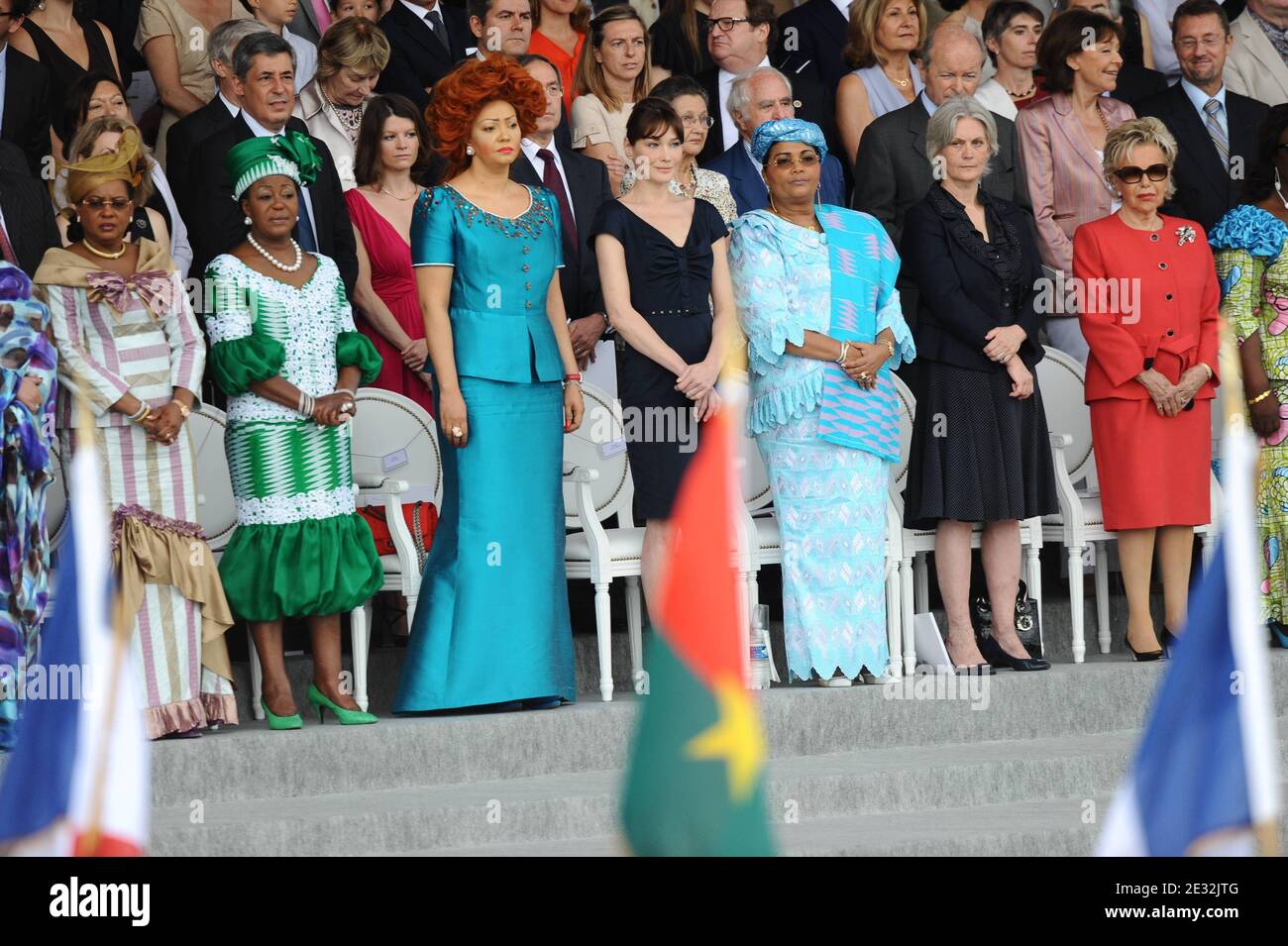 G-D : La première dame du Mali, Lobbo Traore Toure, la première dame congolaise, Antoinette Sassou-Nguesso, la première dame du Cameroun, Chantal Biya, la première dame française, Carla Bruni-Sarkozy, la première dame du Burkina Faso, Chantal Compaore, Penélope Fillon, la première dame sénégalaise, Viviane Wade, assistent au défilé de la Bastille sur l'avenue des champs-Elysées, à Paris, le 14 juillet 2010. Photo de Mousse/ABACAPRESS.COM Banque D'Images