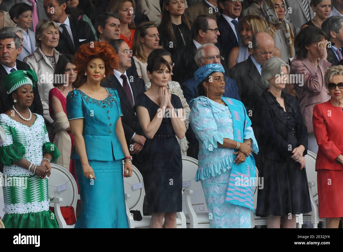 De gauche à droite : première dame congolaise Antoinette Sassou-Nguesso, première dame du Cameroun Chantal Biya, première dame française Carla Bruni-Sarkozy, première dame du Burkina Faso Chantal Compaore, Penelope Fillon, première dame sénégalaise Viviane Wade assister au défilé de la Bastille sur l'avenue des champs-Elysées, à Paris, en France, le 14 juillet 2010. Photo de Mousse/ABACAPRESS.COM Banque D'Images