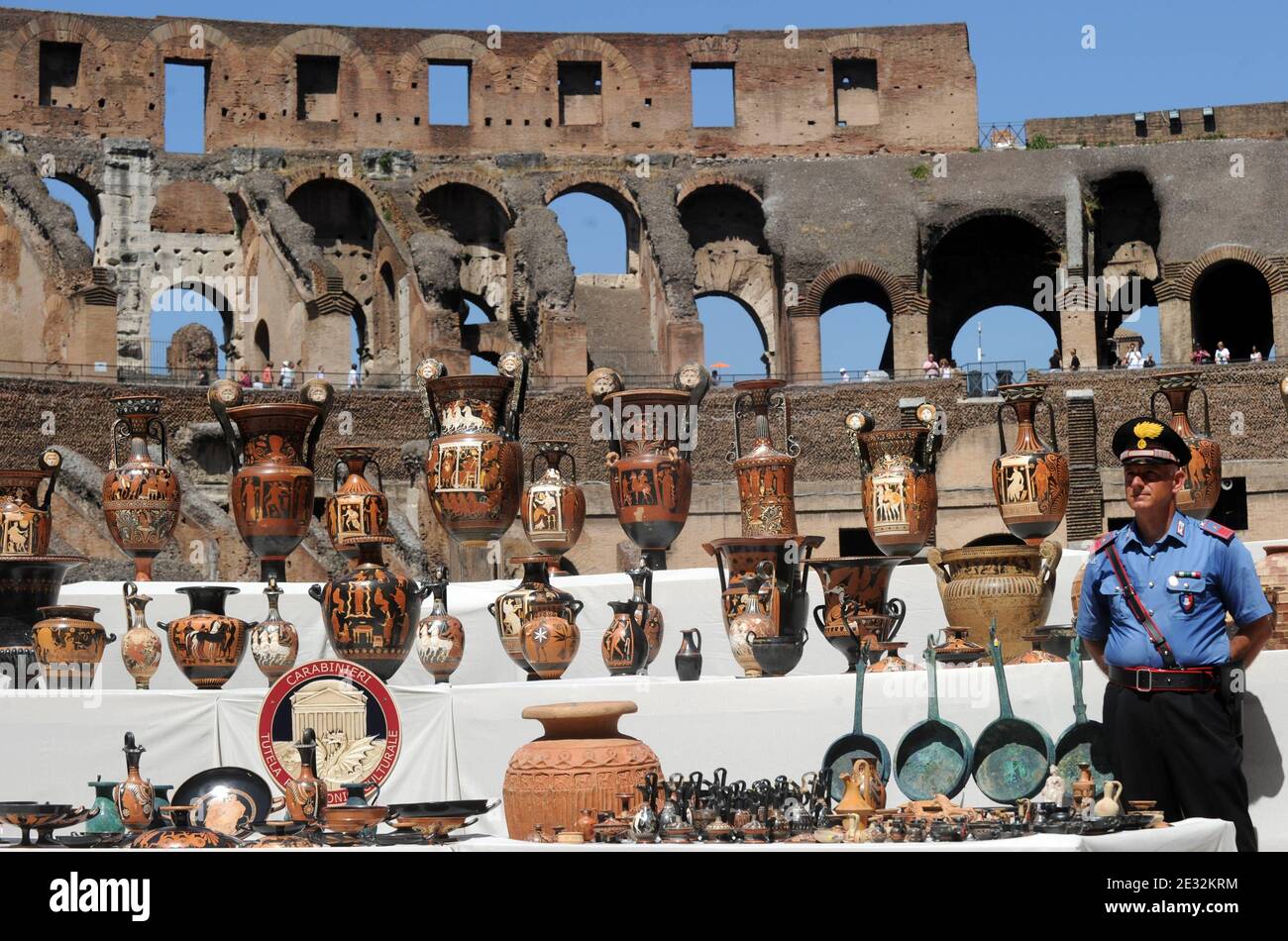 L'unité du patrimoine culturel des Carabinieri italiens expose le 16 juillet 2010 au Colisée de Rome, Italie, 337 objets archéologiques, datant du VIIIe siècle avant Jésus-Christ au 4ème siècle après Jésus-Christ, Et évalué à plus de 15 millions d'euros (19.5 millions de dollars US) lors d'une conférence de presse sur les saisies effectuées dans le cadre de l'opération Andromeda, impliquant des carabiniers italiens et les autorités judiciaires suisses. Tous les objets proviennent du sud de l'Italie et de la Grèce et ils ont été saisis il y a quelques jours à Genève, en Suisse. Les autorités italiennes ont revendiqué une autre victoire dans leur campagne contre l'illégal Banque D'Images