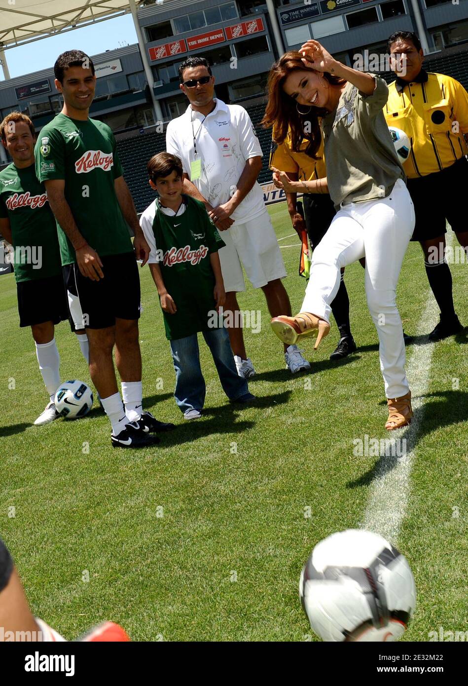 'FC Barcelona Rafael Marquez et Eva Longoria Parker assiste au jeu de la charité de l'espoir ''All Star Celebrity Soccer Challenge'' tenu au centre de dépôt à Los Angeles, le 17 juillet 2010. (Photo : EVA Longoria Parker, Rafael Marquez). Photo de Lionel Hahn/ABACAPRESS.COM' Banque D'Images