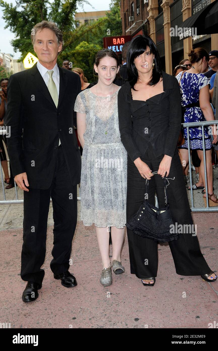 Kevin Kline et sa famille arrivent pour la première de 'The Extra Man' au Village East Cinema à New York City, NY, USA le 19 juillet 2010. Photo de Mehdi Taamallah/ABACAPRESS.COM Banque D'Images