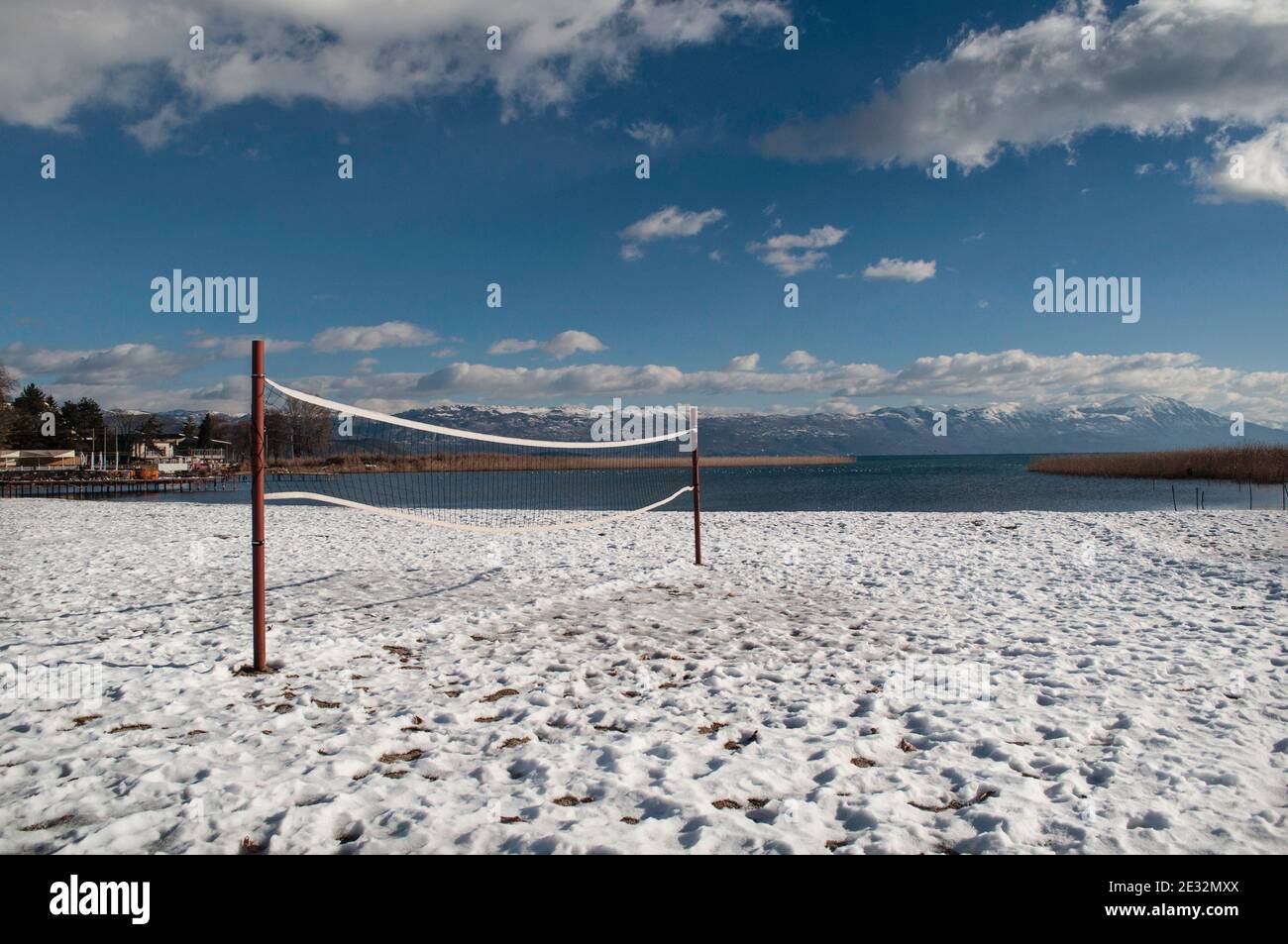 Le long de la rive du lac en hiver. Sur le terrain de volley-ball de plage couvert de neige. Banque D'Images