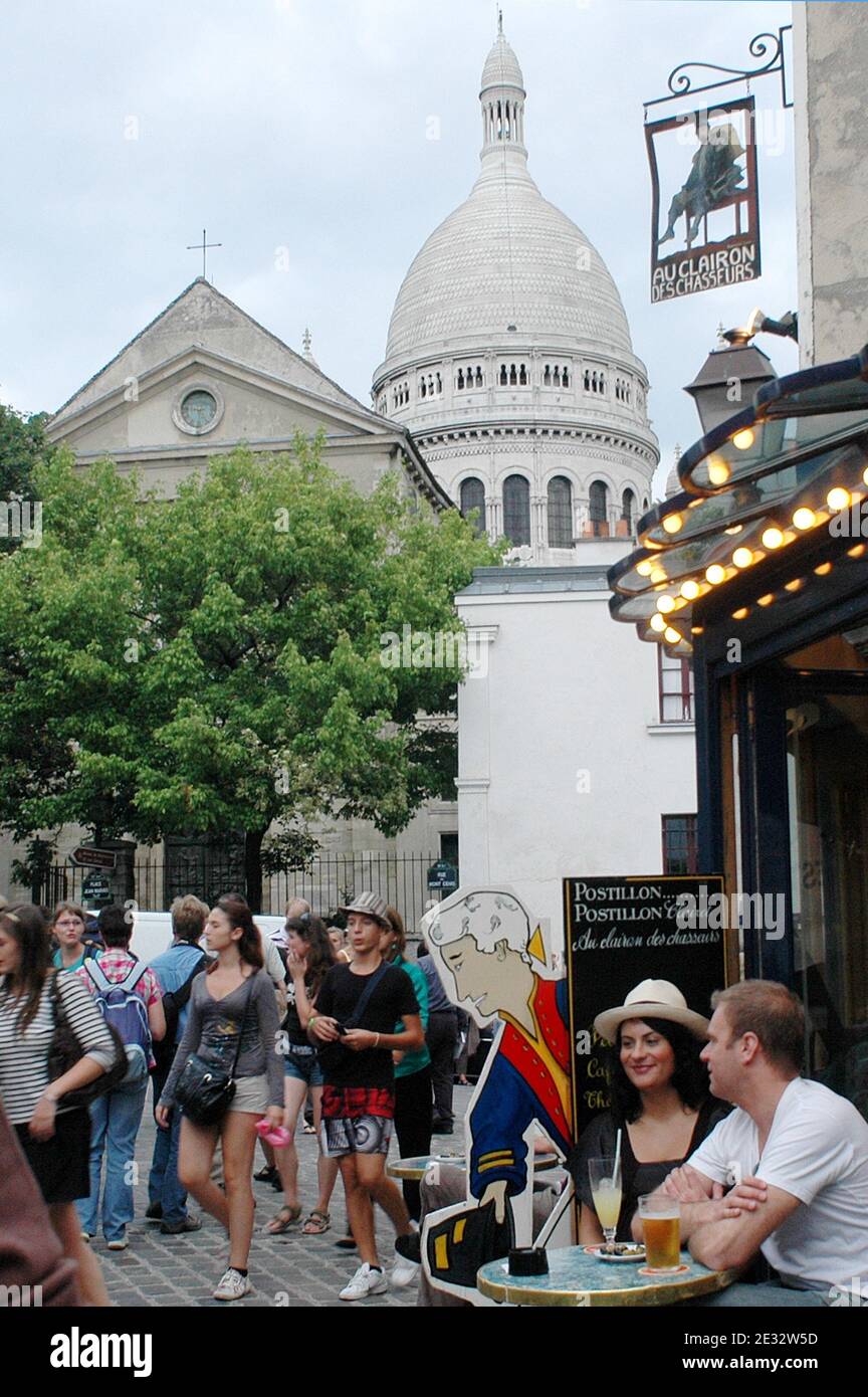 Illustrations de la place du Tertre (place Tertre) dans le 18ème arrondissement de Paris, France, le 29 juillet 2010. A quelques rues de la basilique du SacrÀ coeur de Montmartre et de l'Agile du lapin, c'est le cœur du quartier haut de Montmartre. Avec ses nombreux artistes qui mettent chaque jour leurs chevalets pour les touristes, la place du Tertre rappelle l'époque où Montmartre était la Mecque de l'art moderne au début du XXe siècle, de nombreux peintres sans âme, dont Picasso et Utrillo, y vivaient. Photo d'Alain Apaydin/ABACAPRESS.COM Banque D'Images
