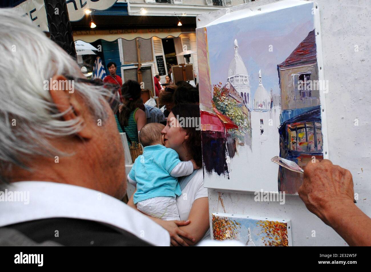 Illustrations de la place du Tertre (place Tertre) dans le 18ème arrondissement de Paris, France, le 29 juillet 2010. A quelques rues de la basilique du SacrÀ coeur de Montmartre et de l'Agile du lapin, c'est le cœur du quartier haut de Montmartre. Avec ses nombreux artistes qui mettent chaque jour leurs chevalets pour les touristes, la place du Tertre rappelle l'époque où Montmartre était la Mecque de l'art moderne au début du XXe siècle, de nombreux peintres sans âme, dont Picasso et Utrillo, y vivaient. Photo d'Alain Apaydin/ABACAPRESS.COM Banque D'Images