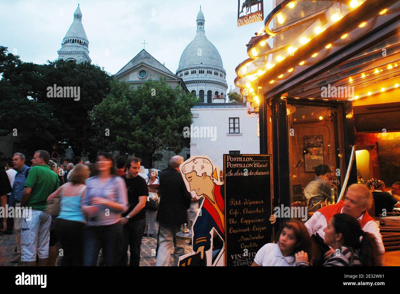 Illustrations de la place du Tertre (place Tertre) dans le 18ème arrondissement de Paris, France, le 29 juillet 2010. A quelques rues de la basilique du SacrÀ coeur de Montmartre et de l'Agile du lapin, c'est le cœur du quartier haut de Montmartre. Avec ses nombreux artistes qui mettent chaque jour leurs chevalets pour les touristes, la place du Tertre rappelle l'époque où Montmartre était la Mecque de l'art moderne au début du XXe siècle, de nombreux peintres sans âme, dont Picasso et Utrillo, y vivaient. Photo d'Alain Apaydin/ABACAPRESS.COM Banque D'Images