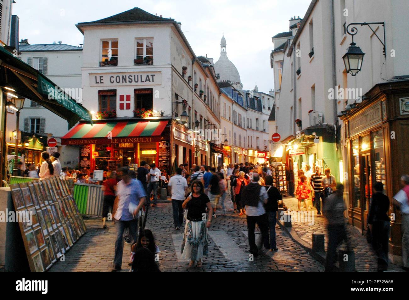 Illustrations de la place du Tertre (place Tertre) dans le 18ème arrondissement de Paris, France, le 29 juillet 2010. A quelques rues de la basilique du SacrÀ coeur de Montmartre et de l'Agile du lapin, c'est le cœur du quartier haut de Montmartre. Avec ses nombreux artistes qui mettent chaque jour leurs chevalets pour les touristes, la place du Tertre rappelle l'époque où Montmartre était la Mecque de l'art moderne au début du XXe siècle, de nombreux peintres sans âme, dont Picasso et Utrillo, y vivaient. Photo d'Alain Apaydin/ABACAPRESS.COM Banque D'Images